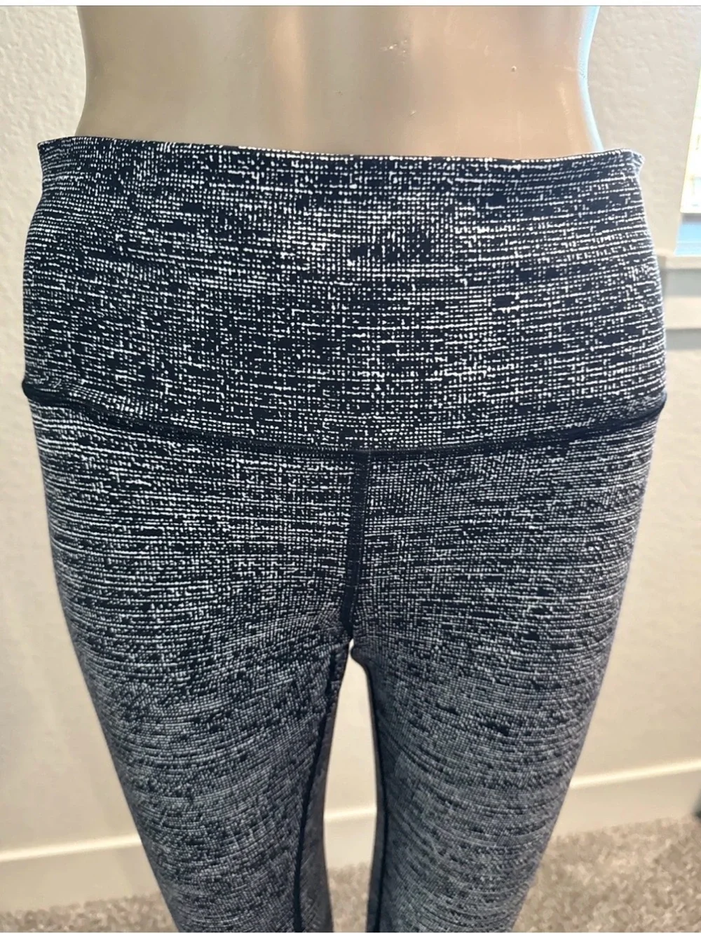 lululemon athletica Black and White Marled  Size 8  Leggings - 036